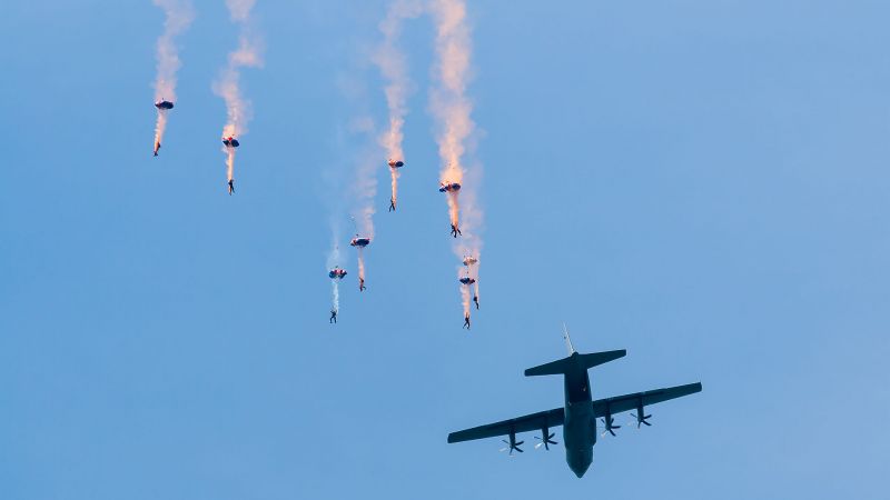 RAF Parachutists tangled!